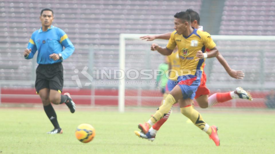 Striker Barito Putera Talaohu Musafri mendapat penjagaan ketat dari bek Persija Jakarta Ismed Sofyan pada laga uji coba di Stadion Utama Gelora Bung Karno (SUGBK) Senayan, Jakarta, Rabu (4/2/15).